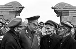Маршал Советского Союза, дважды Герой Советского Союза Ованнес Баграмян с ветеранами войны