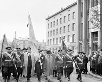 9 мая 1965 г. В день празднования  20-летия Победы над фашистской Германией в Бресте. Ветераны войны и партизаны, трудящиеся города направляются в «Крепость-герой»